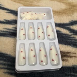White/red press-on nail set